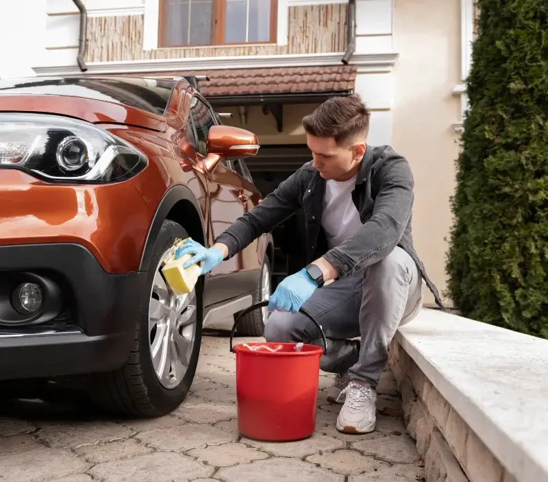 Lavage auto à domicile Longeville-lès-Metz : professionnel intervenant sur un véhicule